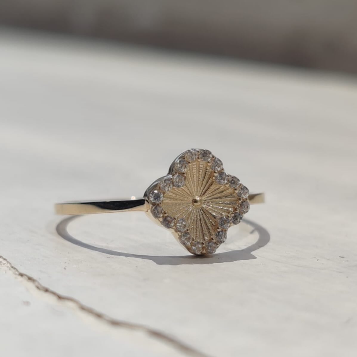 Gold clover ring