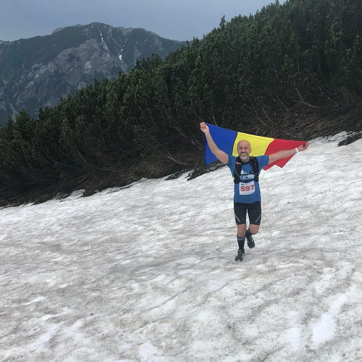 Ioan Cuciula pe traseu montan, cu steagul României