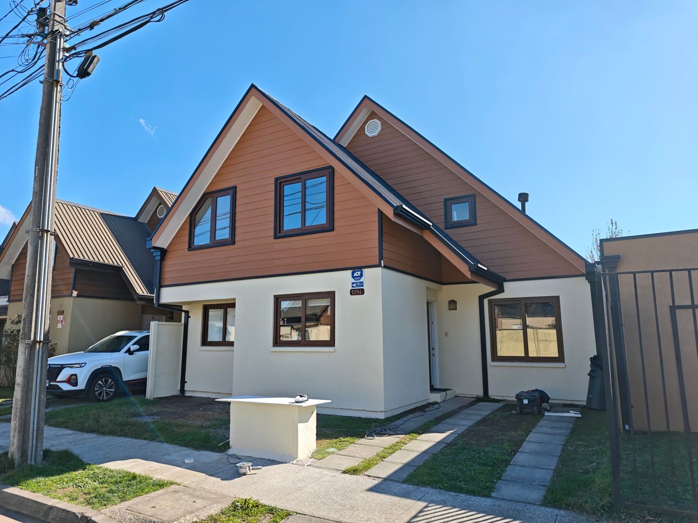 Casa en Lomas San Andrés terminada, con la ampliación de segundo piso revestida en siding