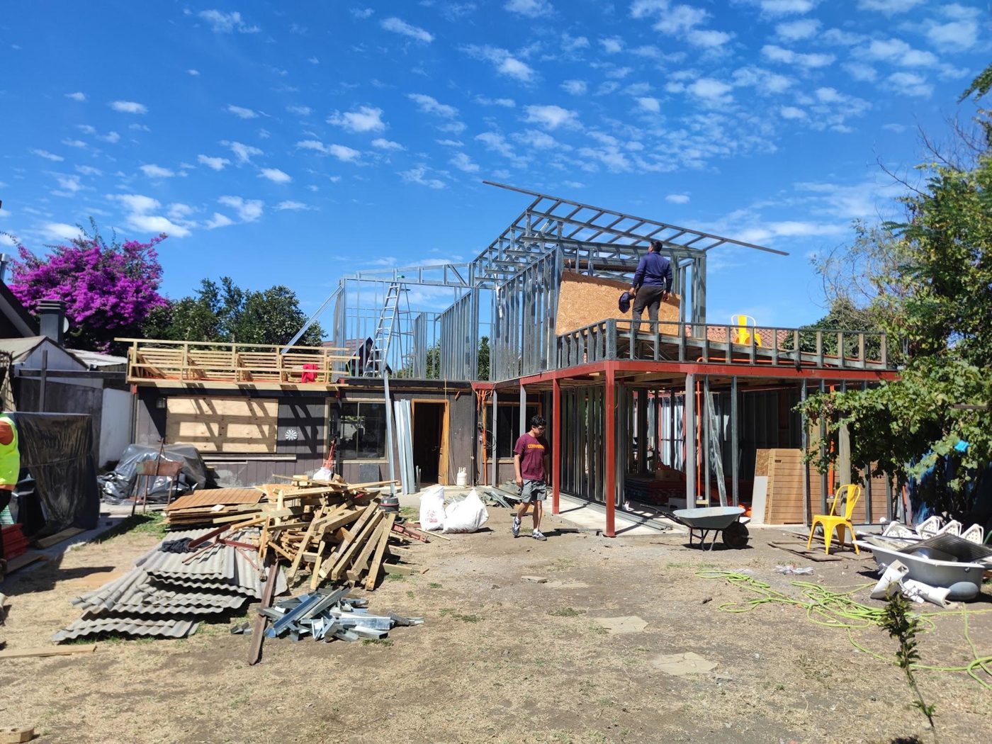 Obra del segundo piso en San Pedro de la Paz: estructura de Metalcon y vigas de acero sobre la casa prefabricada