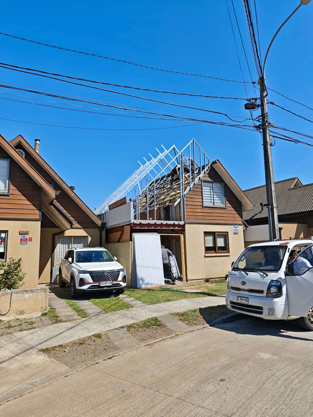 Estructura de Metalcon del nuevo segundo piso en obra sobre la casa original en Lomas San Andrés