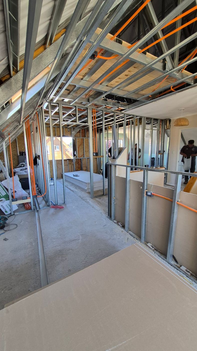 Interior del segundo piso en obra, con tabiques de Metalcon e instalaciones eléctricas