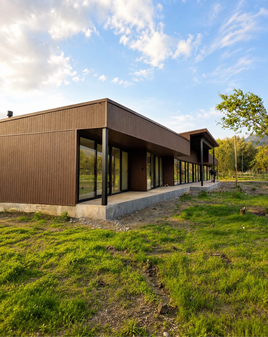 Costado de la casa de 398 m² en Quillón, con alero sobre la terraza y ventanales de piso a cielo