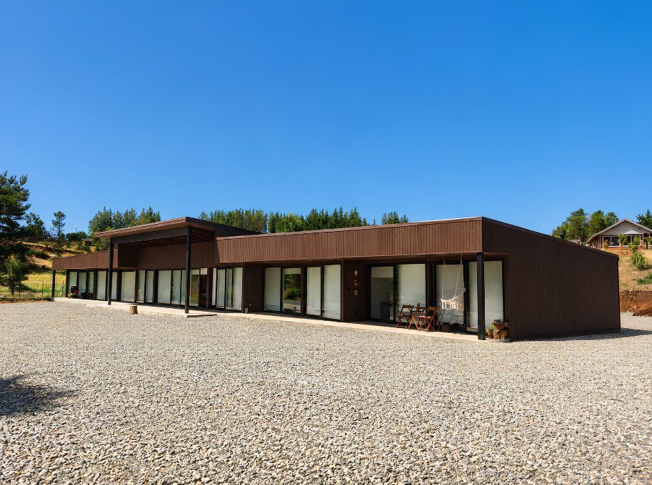 Casa de 398 m² en Quillón, de un piso, con revestimiento Smart Panel oscuro y ventanales hacia la terraza