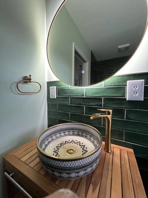 a sink and faucet in a bathroom