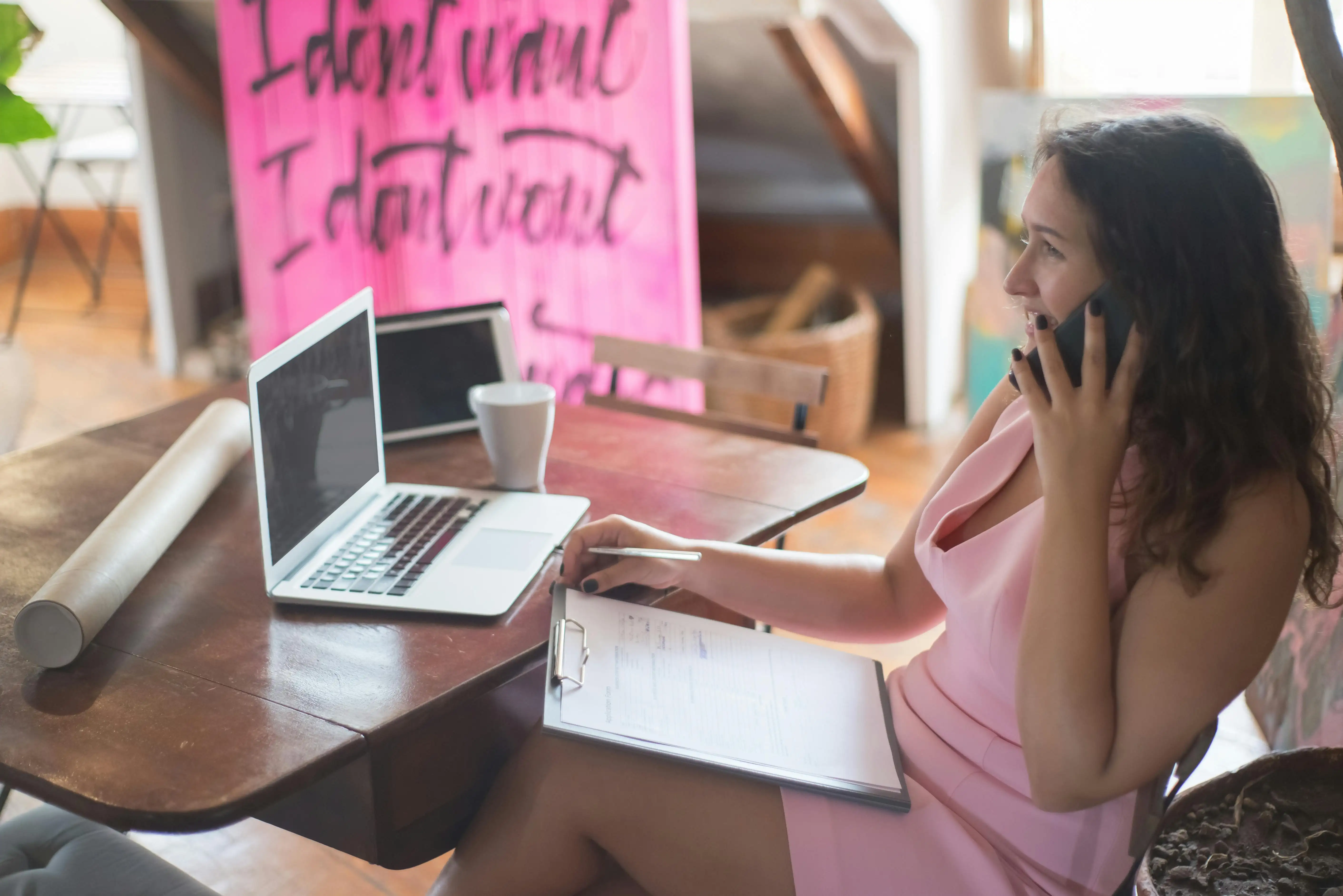 Women entrepreneur Australia using attraction marketing strategy instead of cold outreach to generate coaching leads