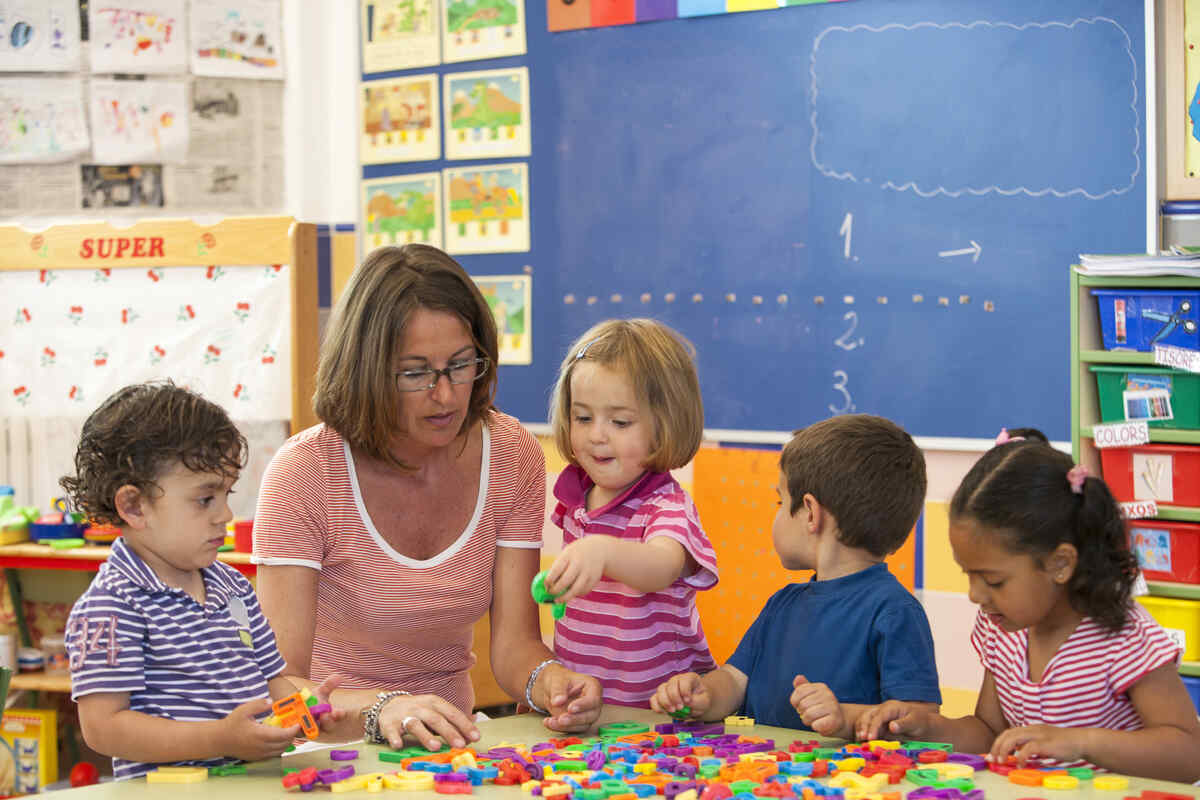 strong-teacher-child-relashionship-encouraging-confidence-curiosity-early-childhood-learning strong-teacher-child-relashionship-encouraging-confidence-curiosity-early-childhood-learning