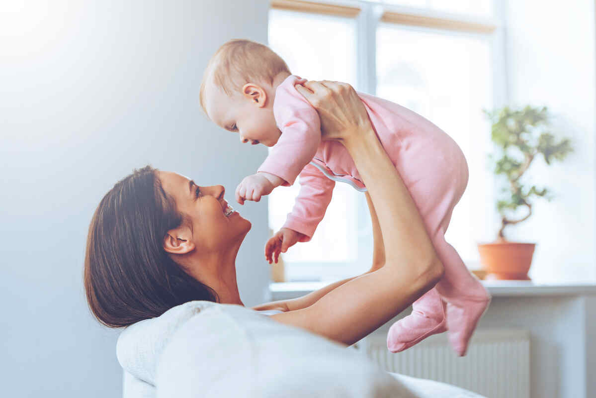 Affection and infant development through caregiver cuddling during quiet bonding moments