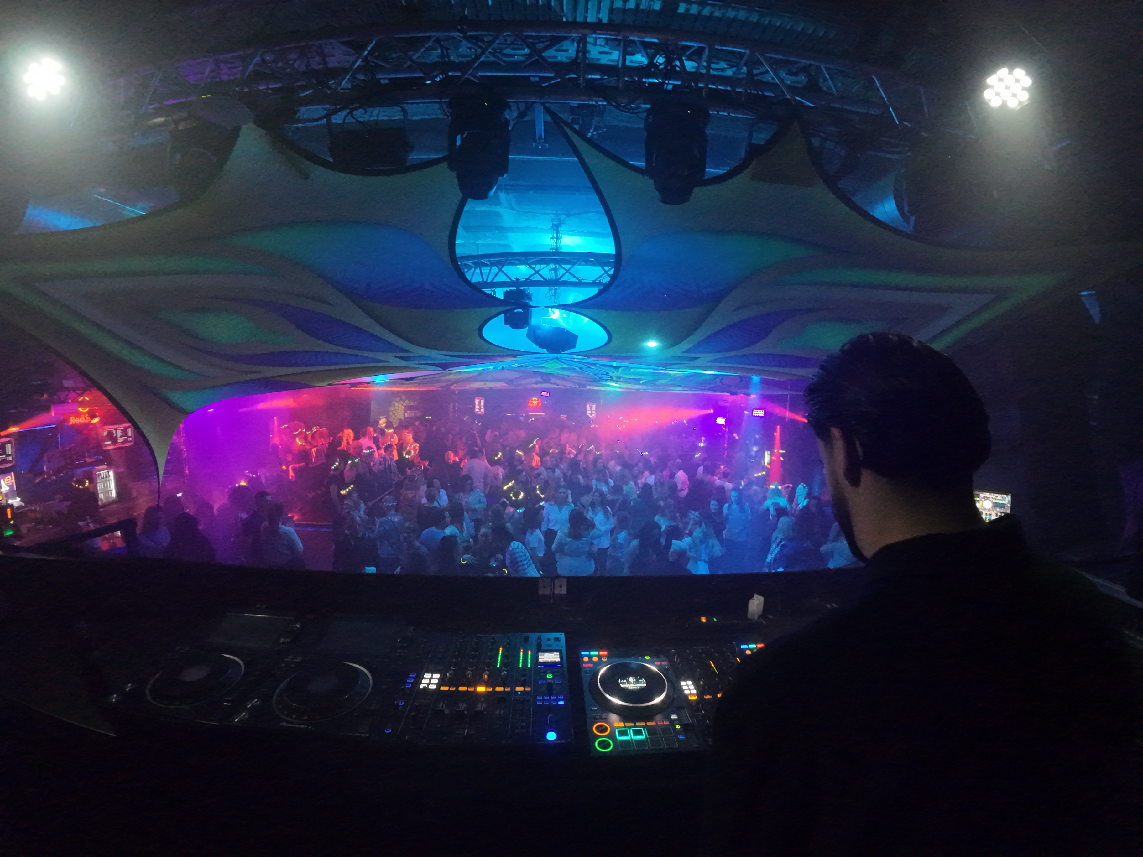 Illustration einer Checkliste mit Kopfhörern und Kalender, die die Qualifikationspunkte für einen DJ-Service visualisiert.