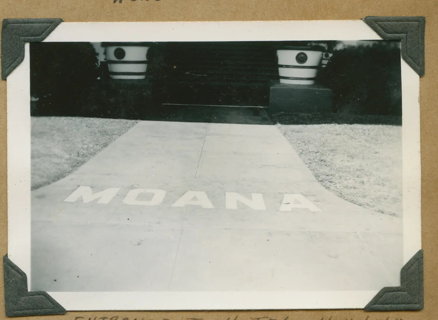 Entrance Walkway, Moana Hotel, Waikiki, Honolulu, Hawaii, WWII Era (Enlarged View)