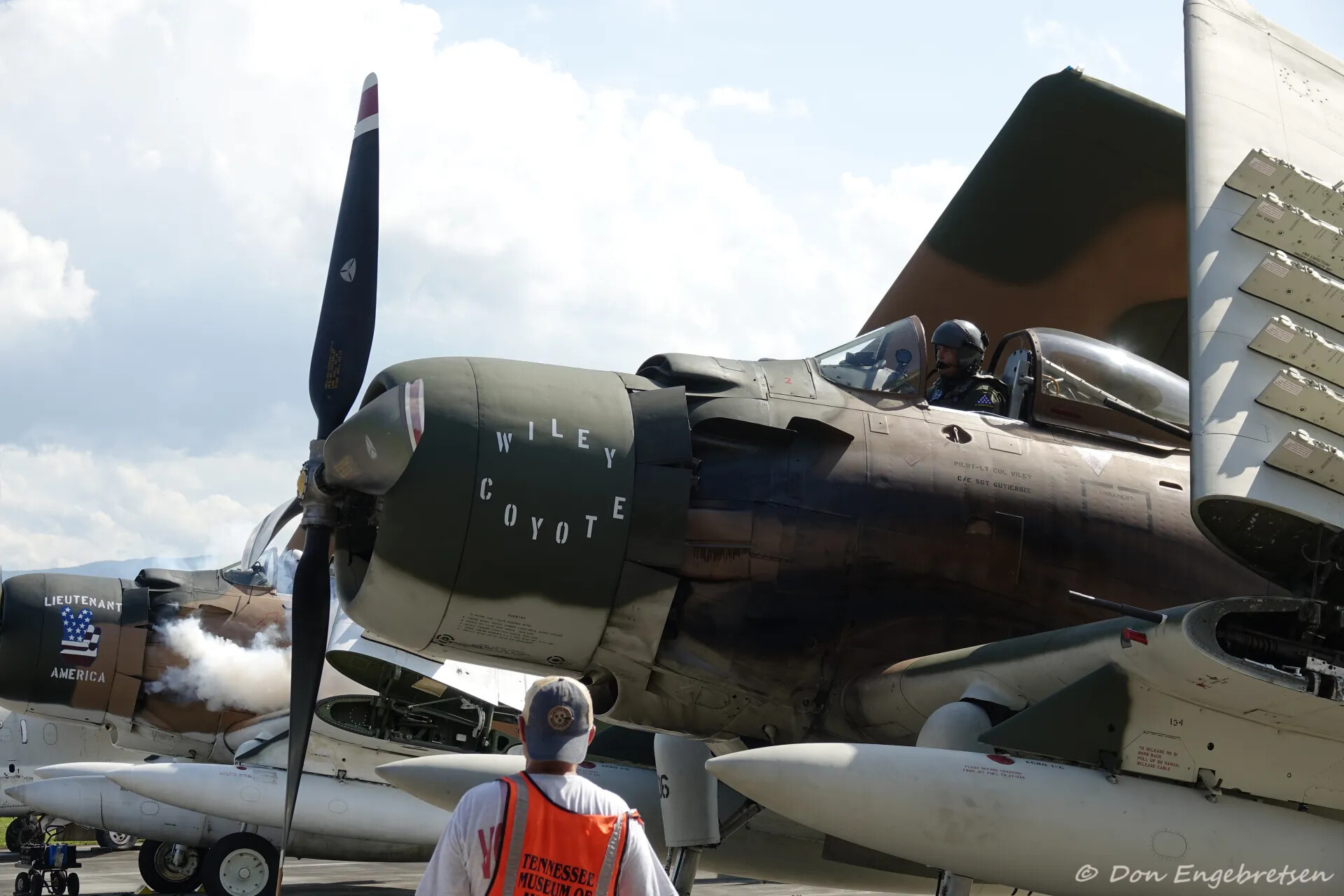 Douglas A-1 Skyraider 'Wiley Coyote' — Engine Start, Airshow Ramp
