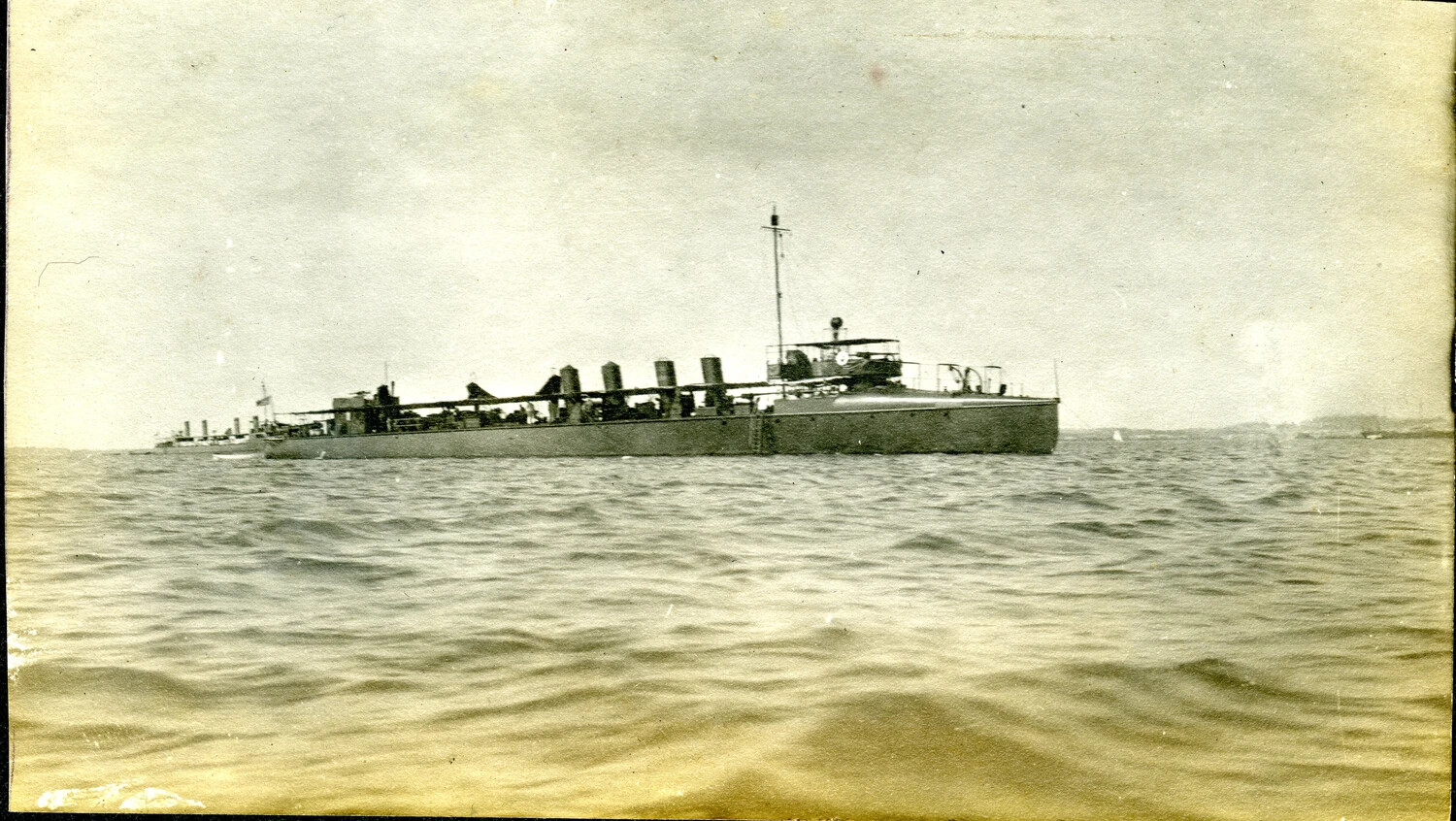 USS MacDonough (Torpedo Boat Destroyer No. 9) Underway, Early 1900s