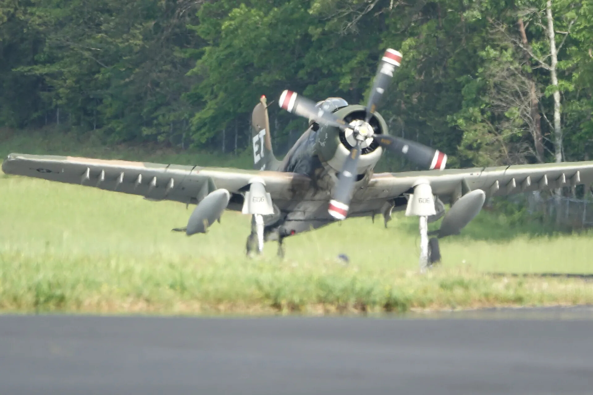 Douglas A-1 Skyraider 'ET/606' Taxiing Head-On, May 2019 Warbird Event