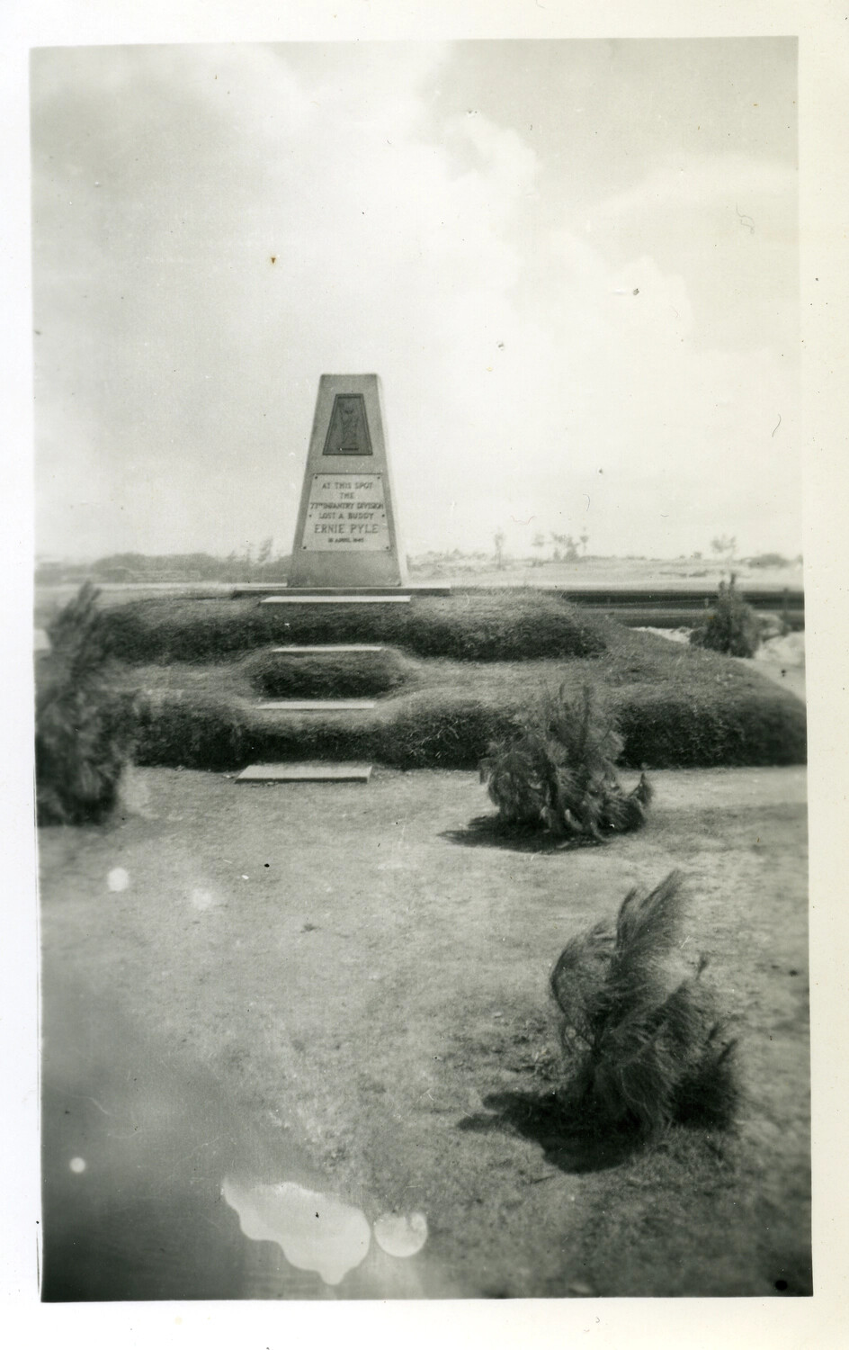 Ernie Pyle Memorial Monument, Ie Shima