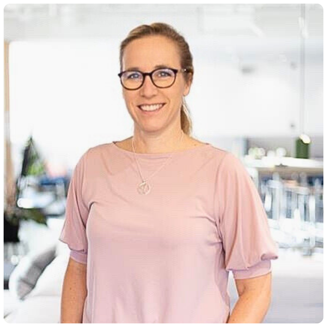 Jenny Ohlsson, auktoriserad redovisningskonsult på Affärskompetens-Företagarbyrån har en ljusrosa t-shirt, glasögon med mörka bågar och ler mot kameran. I bakgrunden syns ett ljust kontorslandskap.