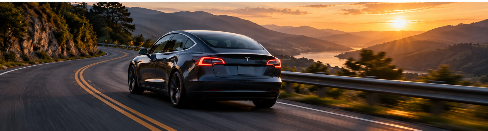Tesla circulando por una carretera de montaña al atardecer, ilustrando cómo las condiciones de conducción influyen en el consumo de energía