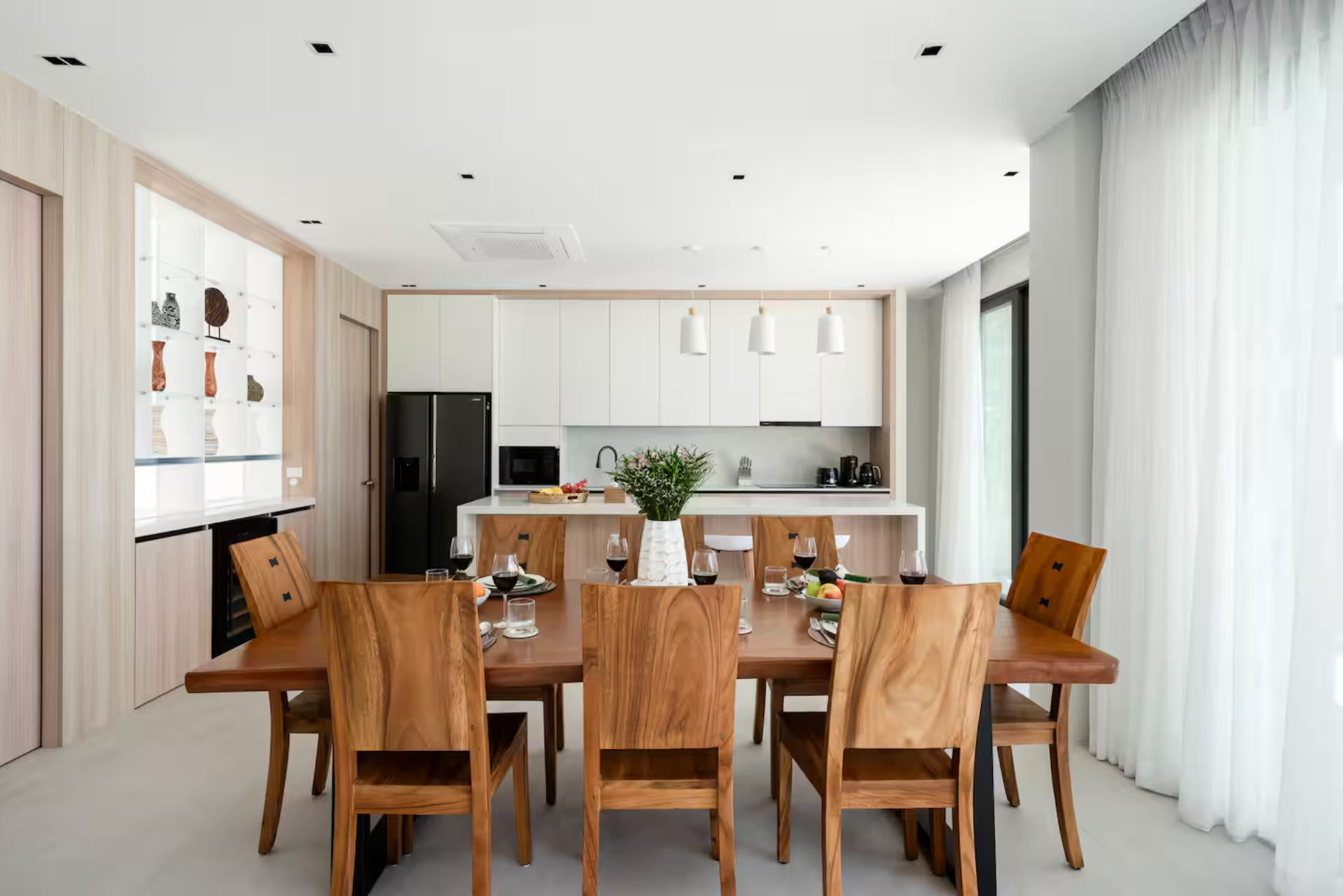 Villa Coyaba dining table