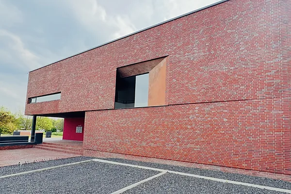 Moderner Klinkerbau des Office Park mit großem Fassadenfenster und überdachtem Eingang