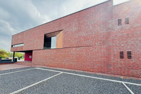 Klinkerfassade des Office Park mit markantem Fassadenfenster