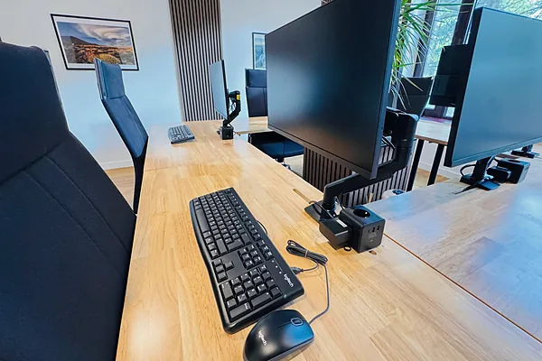 Arbeitsplatz mit Monitor, Tastatur und Maus