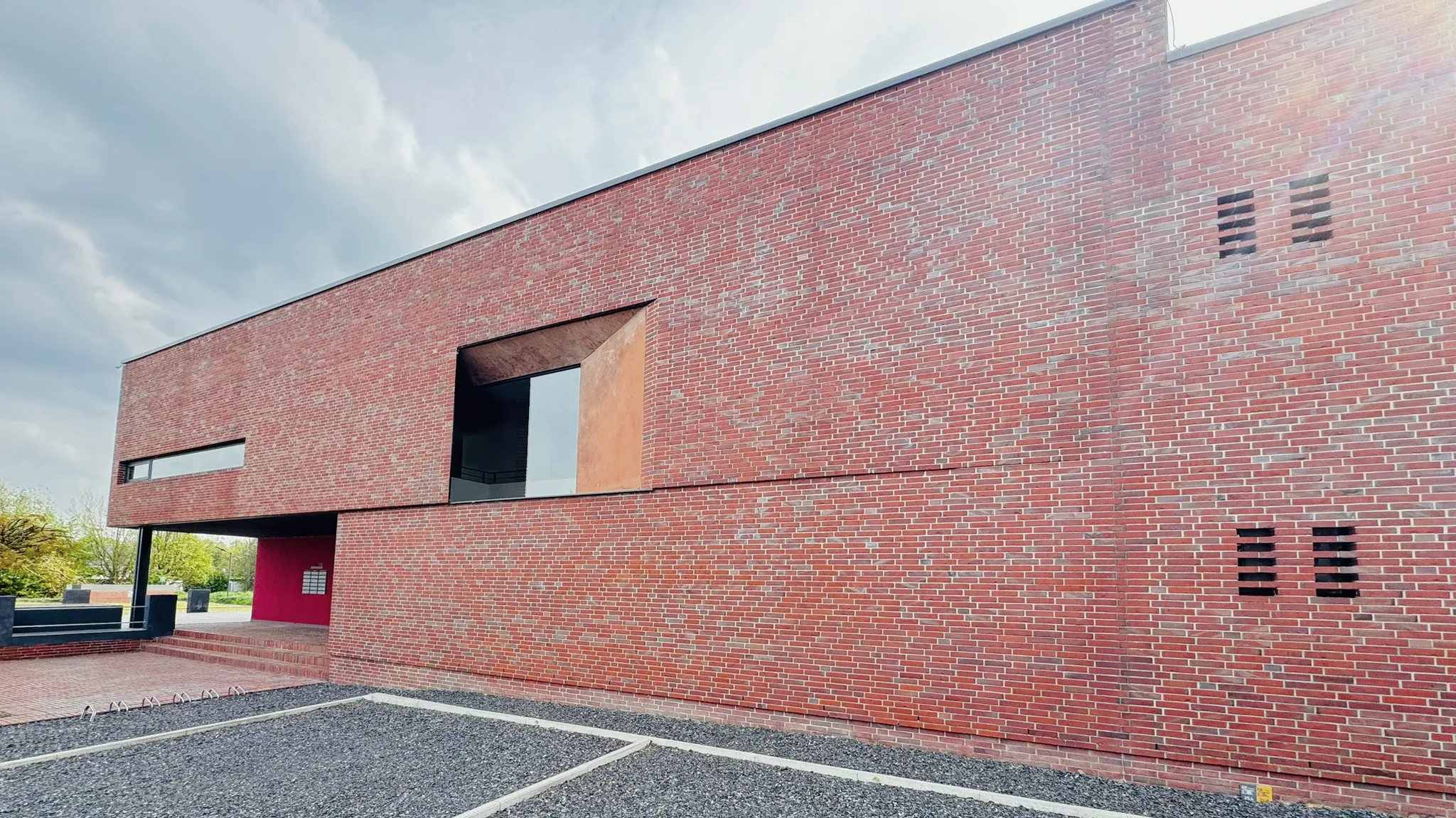Office Park – moderner Klinkerbau mit großem Fassadenfenster