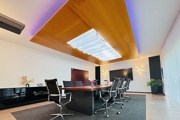 Konferenzraum mit Holzdecke, Oberlicht und Besprechungstisch
