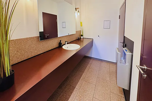 Sanitärbereich mit langem Waschtisch