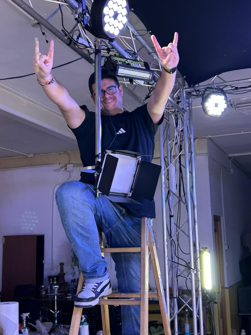 Javi montando las luces del estudio