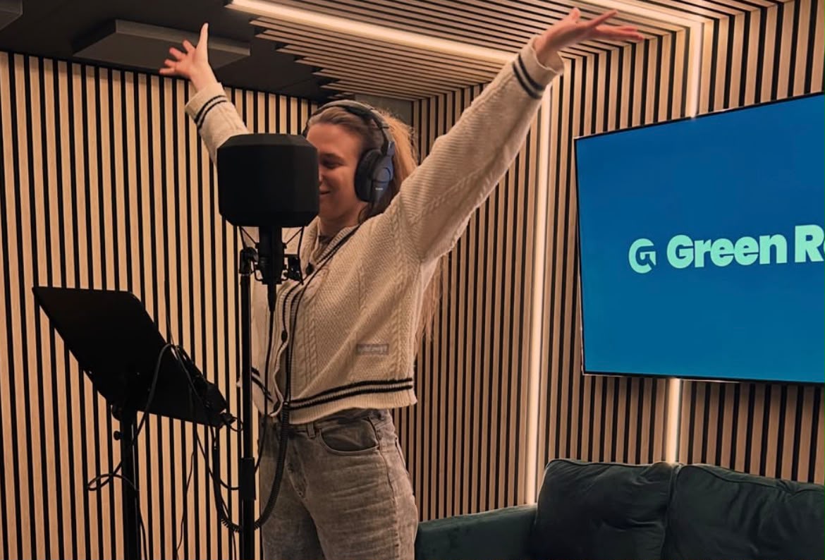 Artista celebrando en el estudio de Green Room
