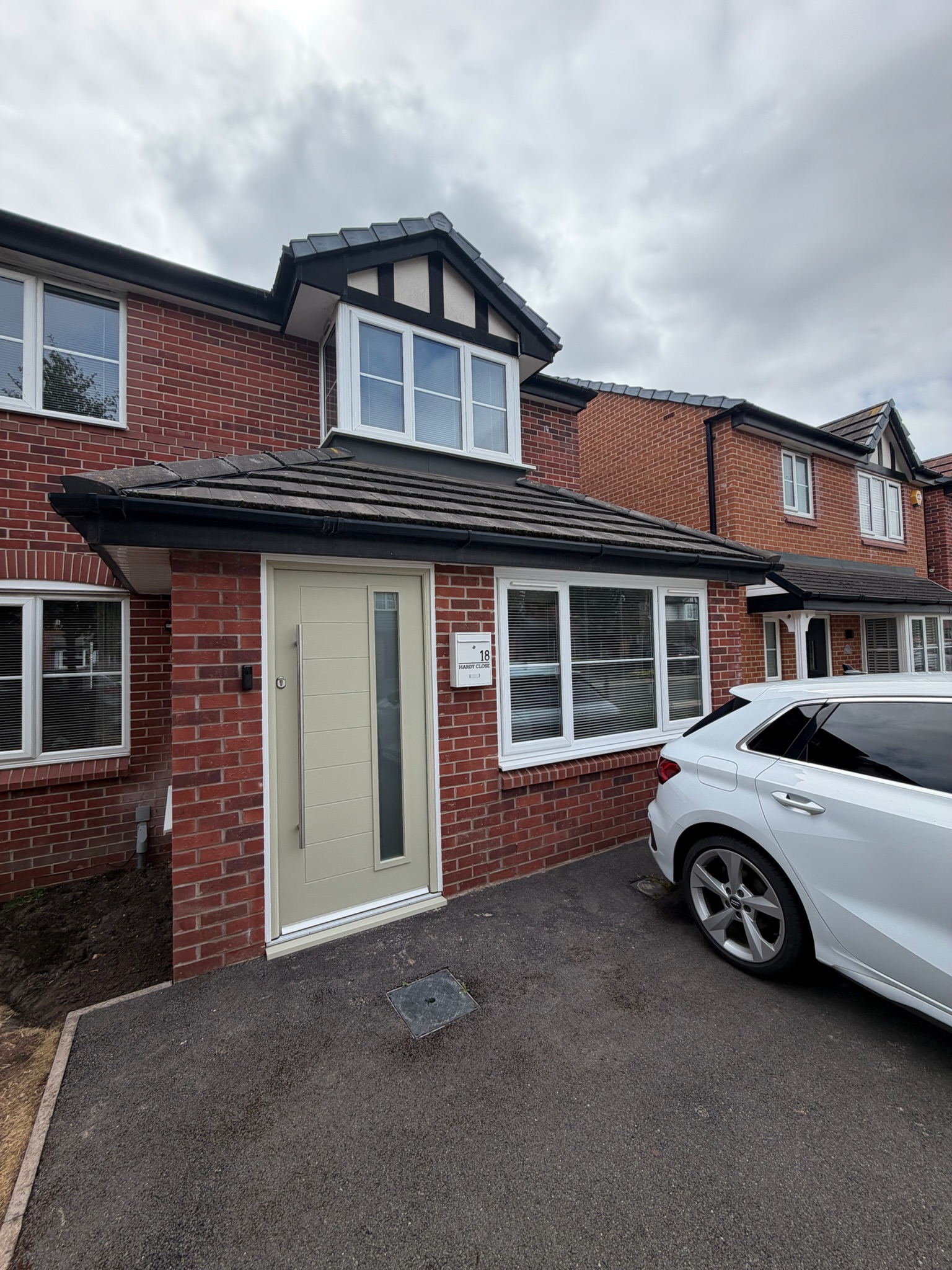 Single garage conversion in Liverpool transformed into a home office, featuring matching red brickwork, a new front window and an entrance door. Single garage conversion in Liverpool transformed into a home office, featuring matching red brickwork, a new front window and an entrance door.
