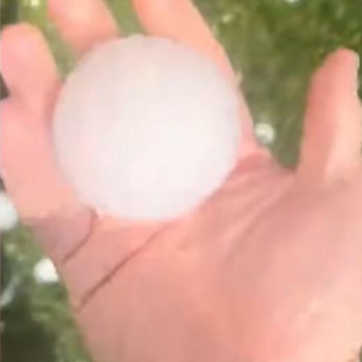 Granizo en la mano de una persona