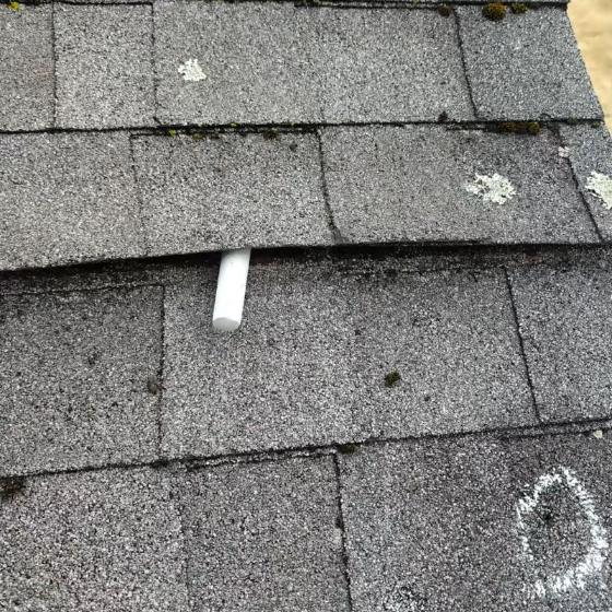 Daños por granizo marcados con tiza en los shingles