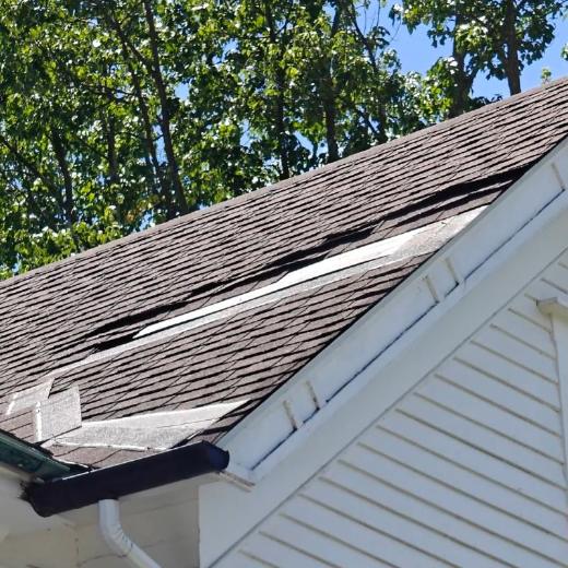 Shingles levantados en un techo