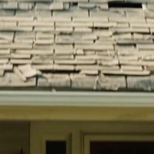 Techo con shingles desgastados