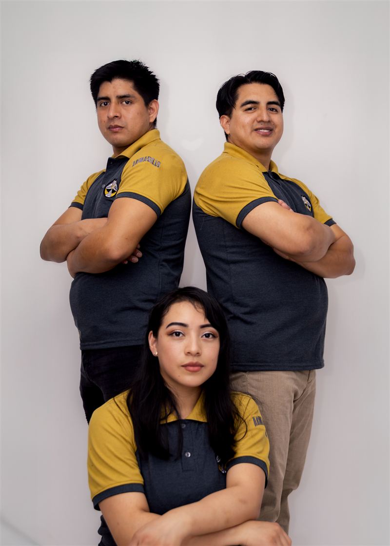 Equipo de Armadillo Roofing & Restoration con el uniforme de la marca
