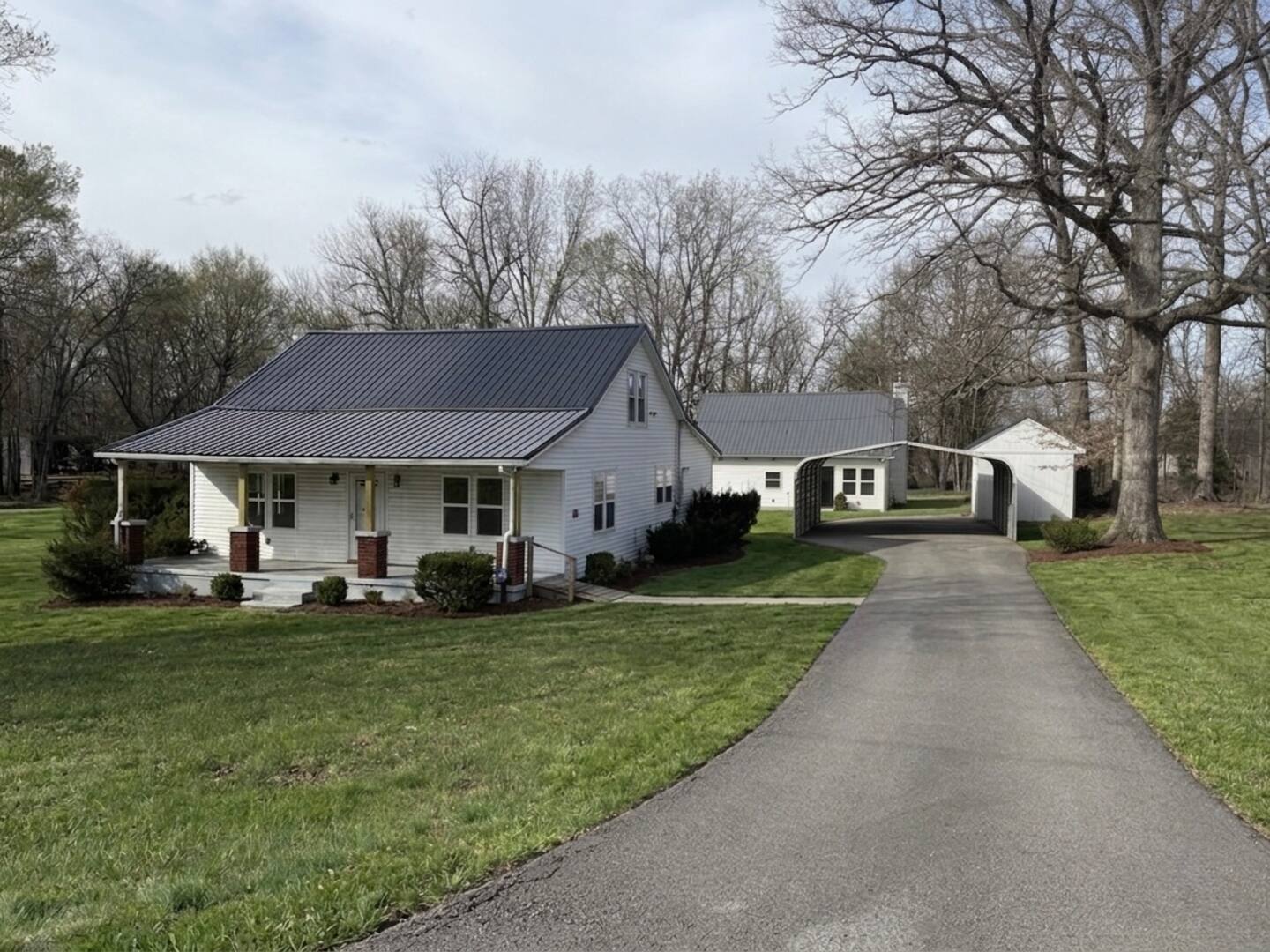 Dover Lodge — furnished three-bedroom home in Clarksville, Tennessee