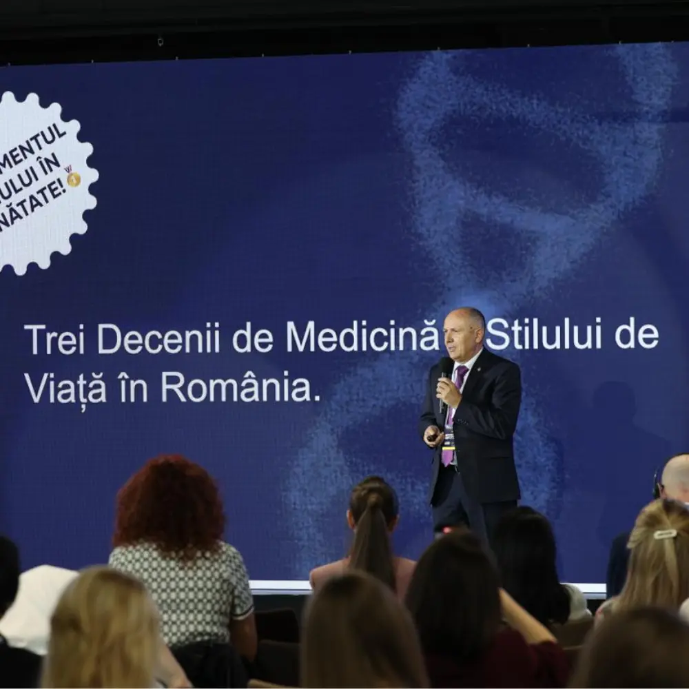 Speaker în fața unei săli de congres