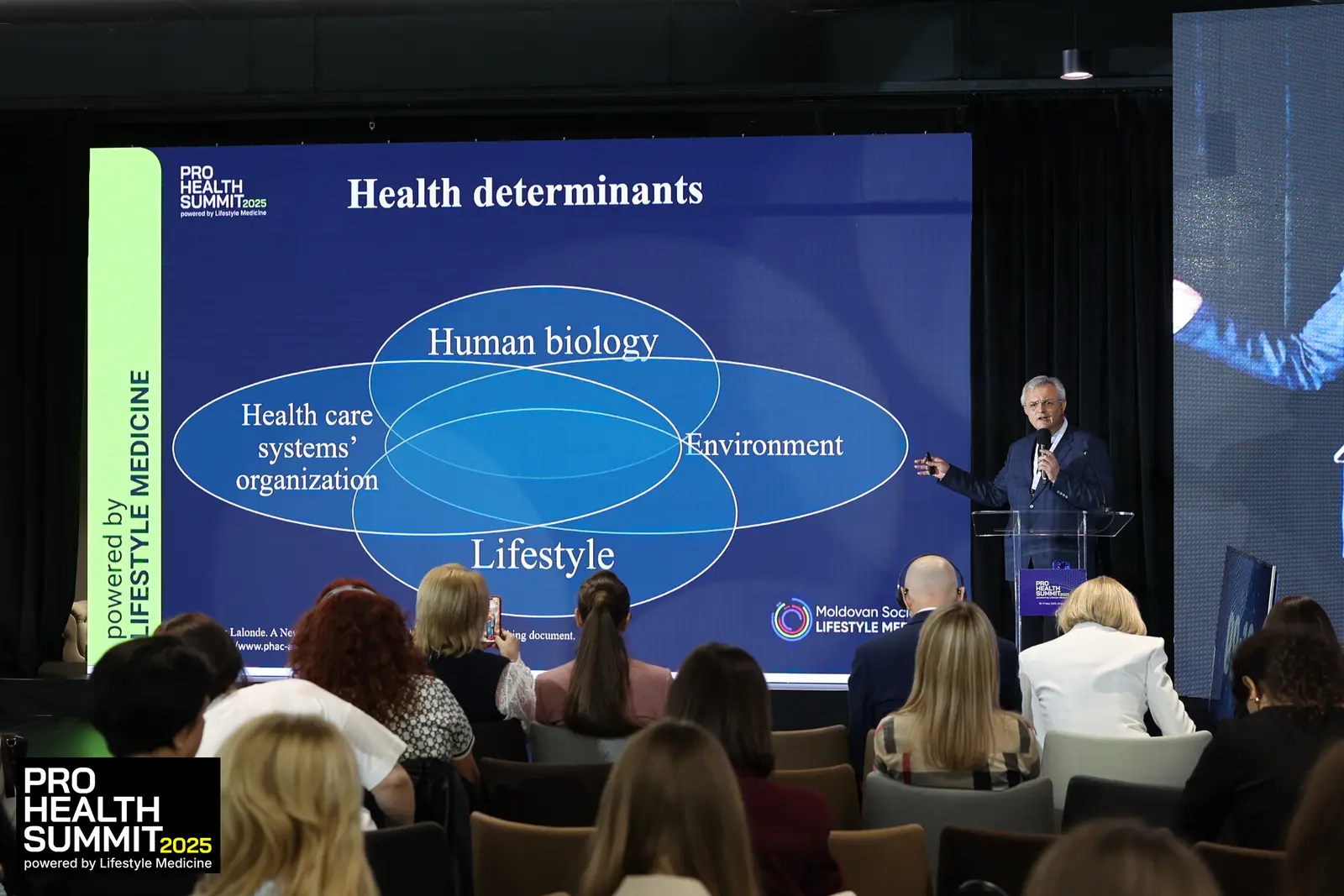 Scenă și speaker la un summit medical