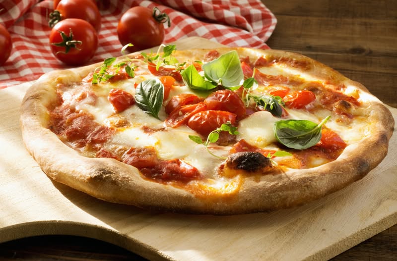 Pizza kockás abroszon a Peppinóban