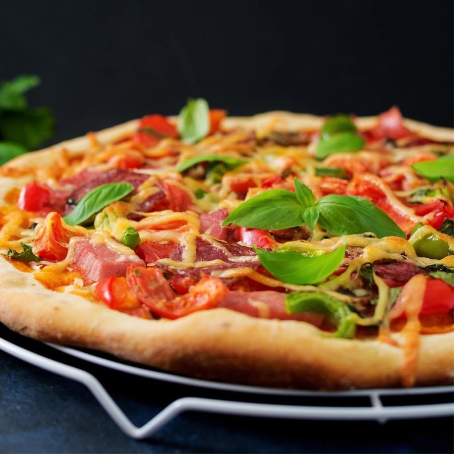 Pizza bazsalikommal és paradicsommal