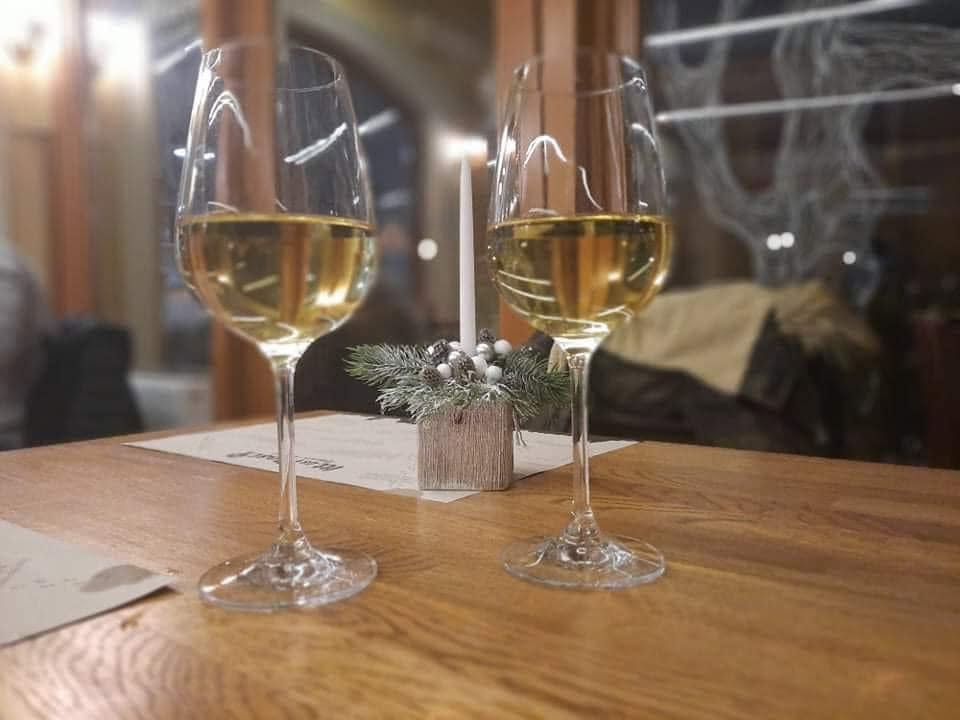 Borospoharak az Itt és Mostban