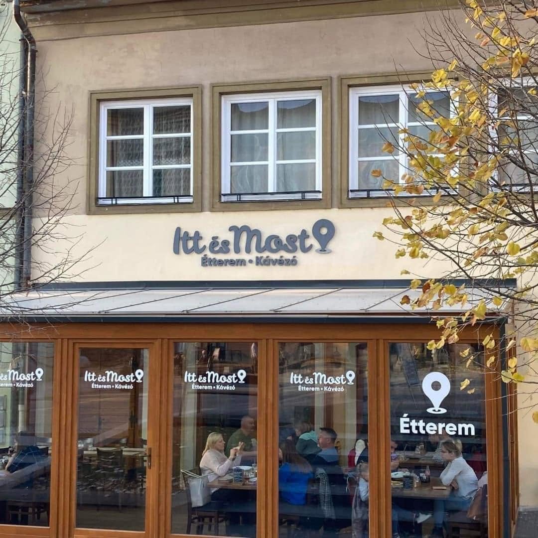 Az Itt és Most étterem külső nézete