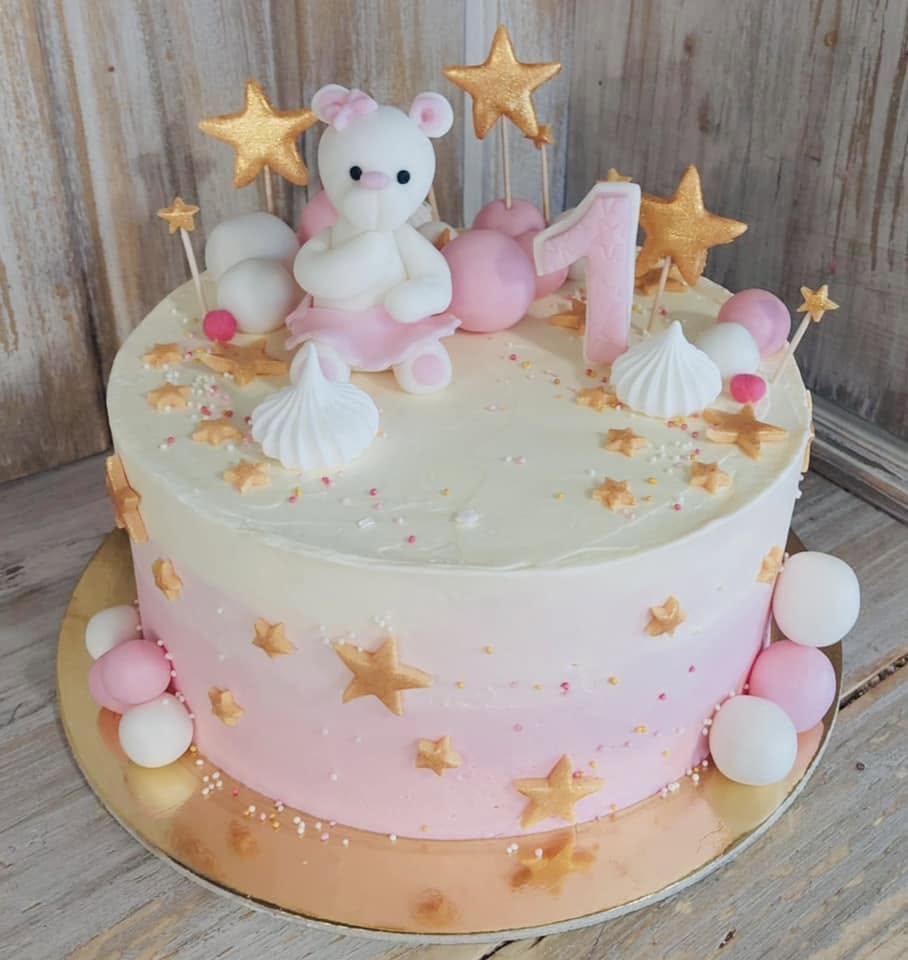 Egyedi díszítésű torta