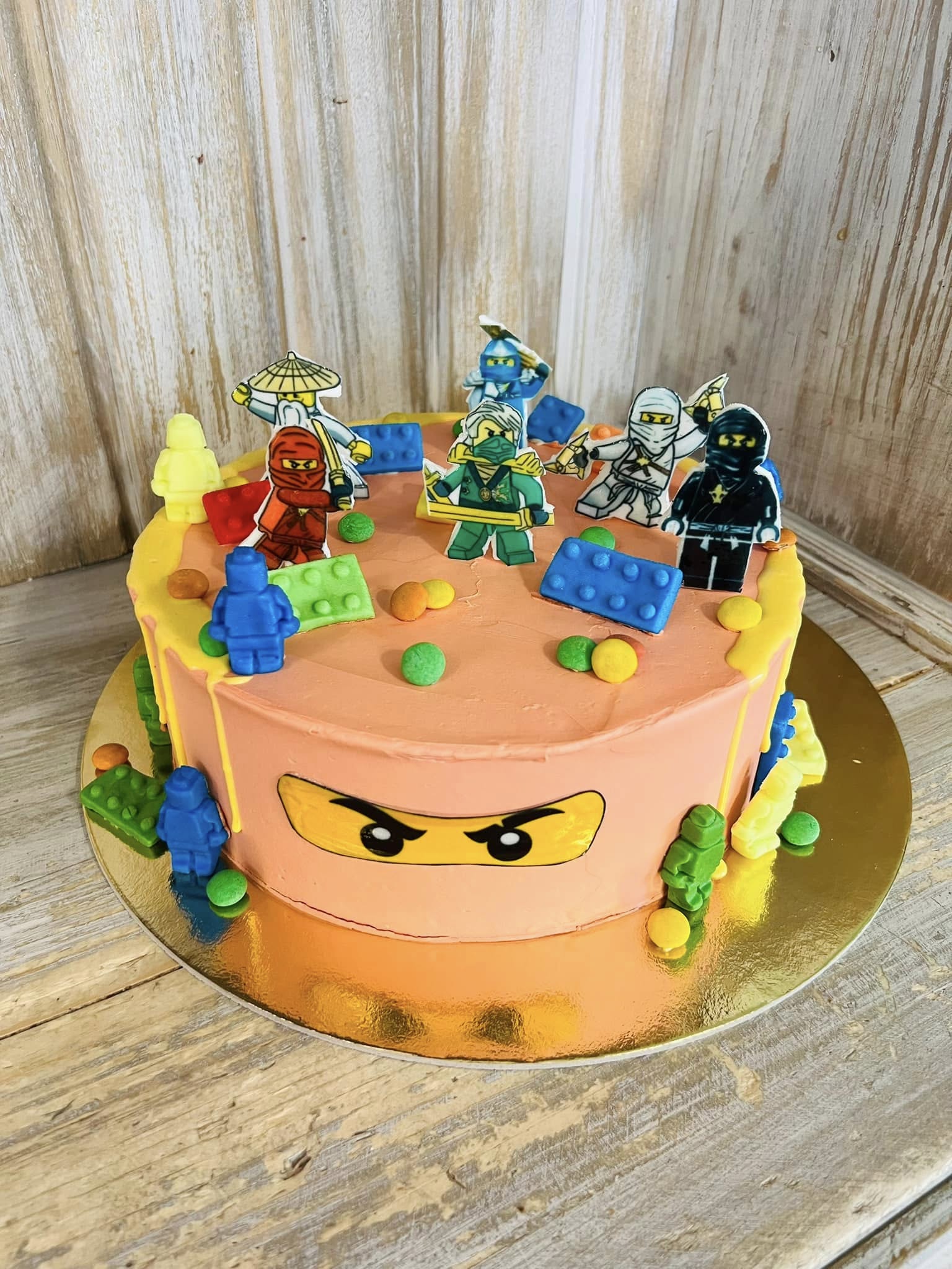 Egyedi díszítésű torta