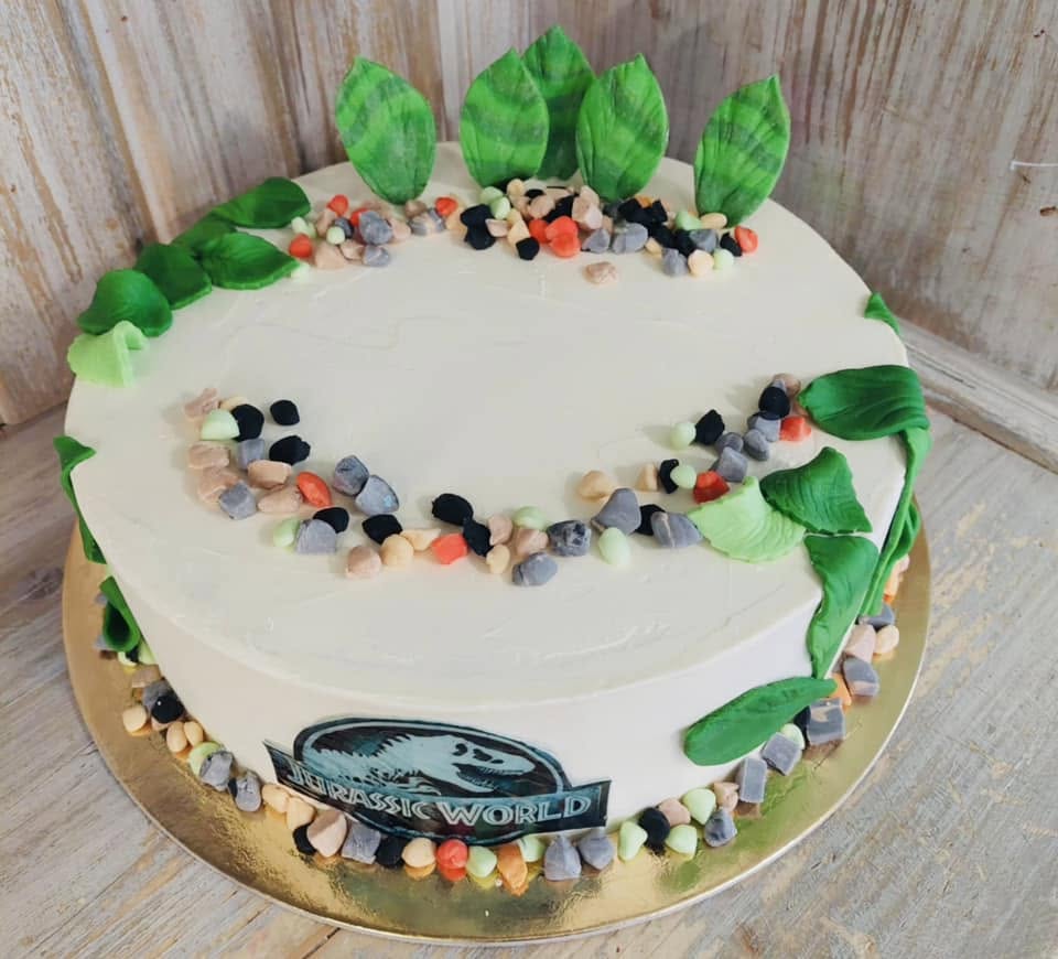 Egyedi díszítésű torta