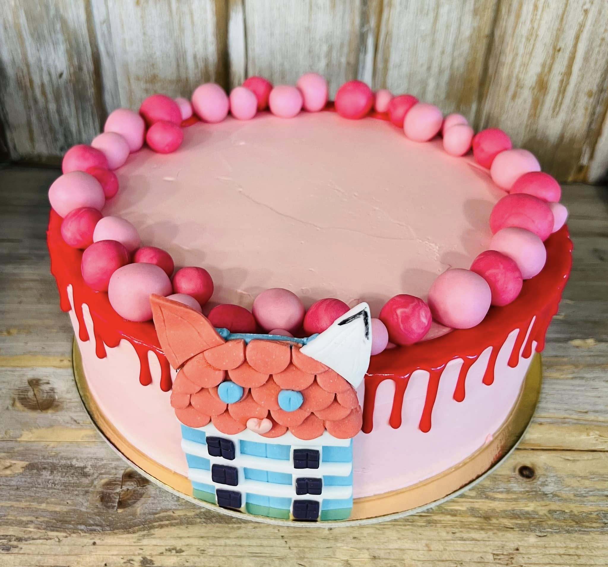 Egyedi díszítésű torta