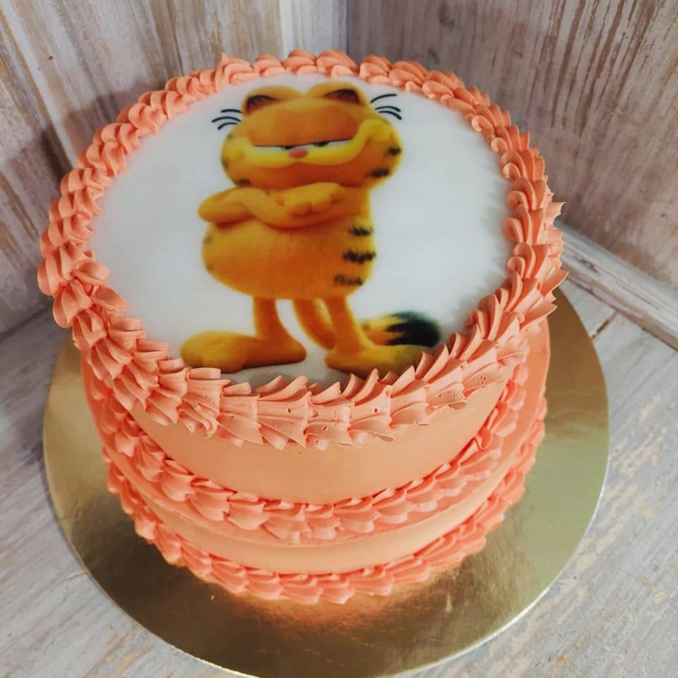 Egyedi díszítésű torta