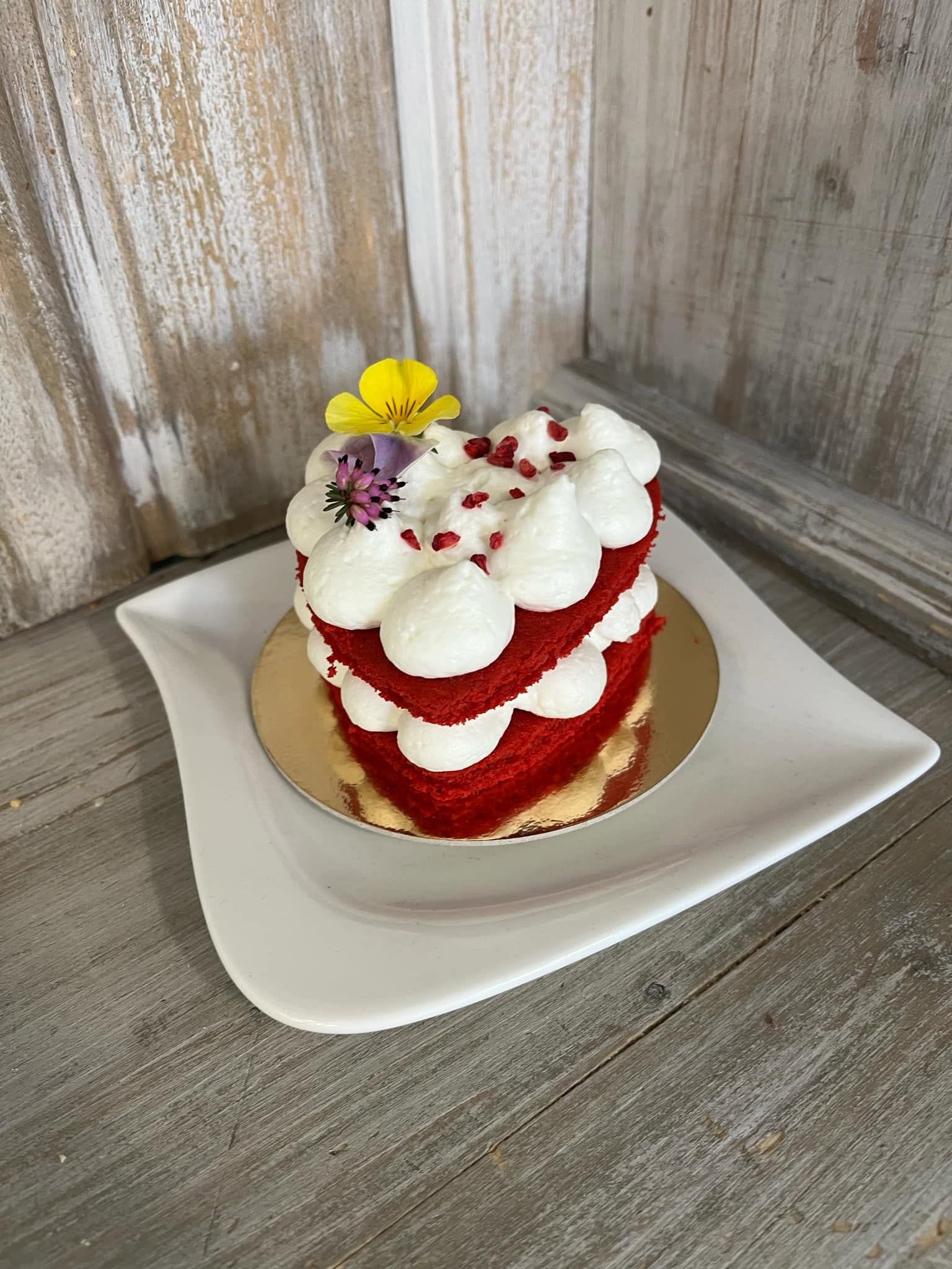 Egyedi díszítésű torta