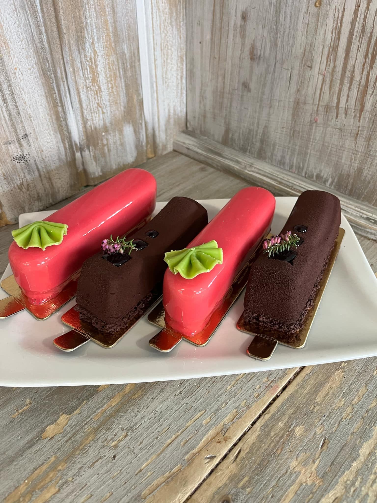 Színes mousse desszertek