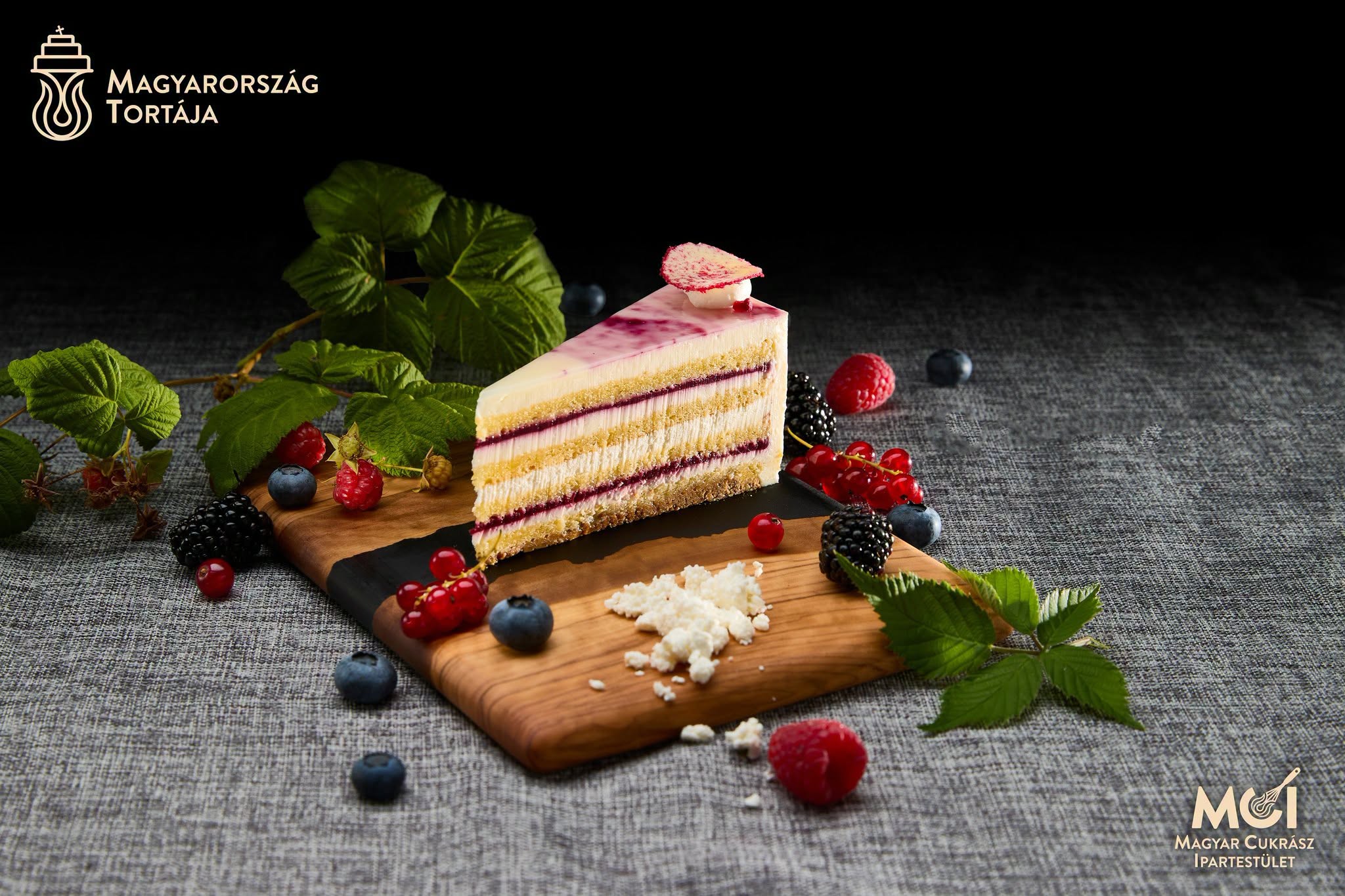 Gyümölcsökkel tálalt tortaszelet